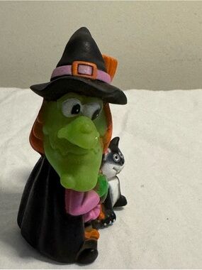 1991 Bee Toys Halloween witch PVC Witch holding a broom and A black cat